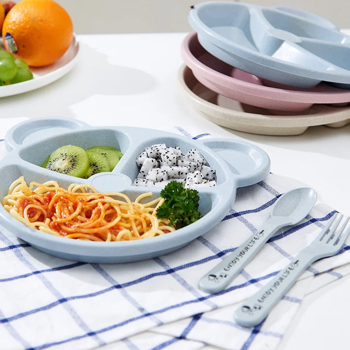 Safe BPA-free baby feeding set with cute cartoon bear design. Wheat straw children's dinnerware for toddlers.
