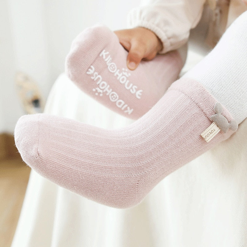 Non-slip winter ankle socks for toddlers, delightful cartoon bear cotton socks