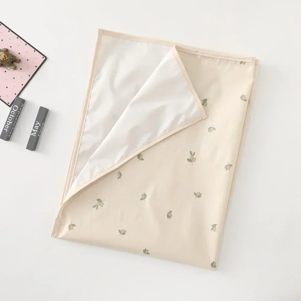 Newborn changing mat, featuring an ultra-soft, absorbent, and waterproof layer.
