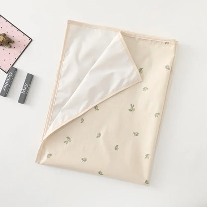 Newborn changing mat, featuring an ultra-soft, absorbent, and waterproof layer.