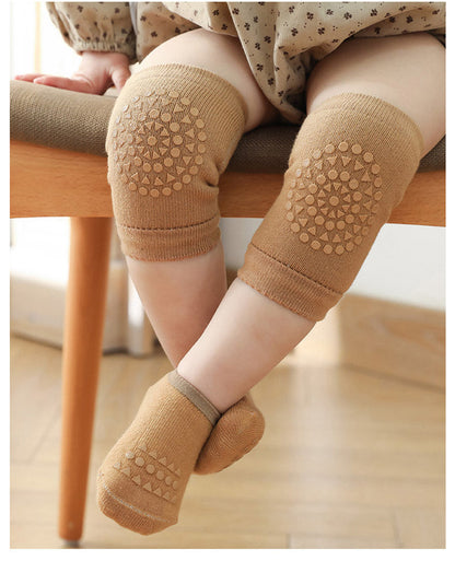 Seamless cotton baby knee pads with thick padding & anti-slip sole socks for young toddlers.