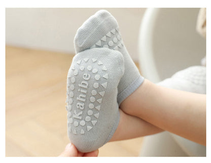 Toddler protection kit: soft knee pads for baby crawling and secure anti-slip socks.