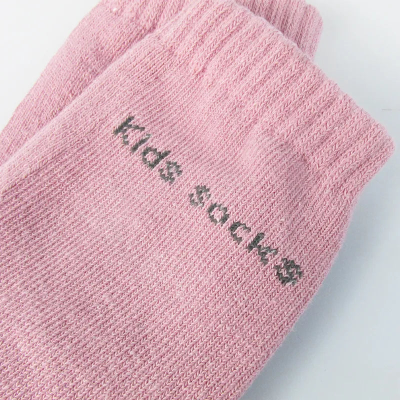 Baby crawling gear: soft cotton knee pads and elbow cushions, ensuring optimal safety.