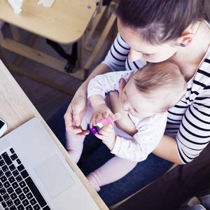 Infant feeding solution: a pink baby food feeder pacifier designed for easy and safe solid food exploration.