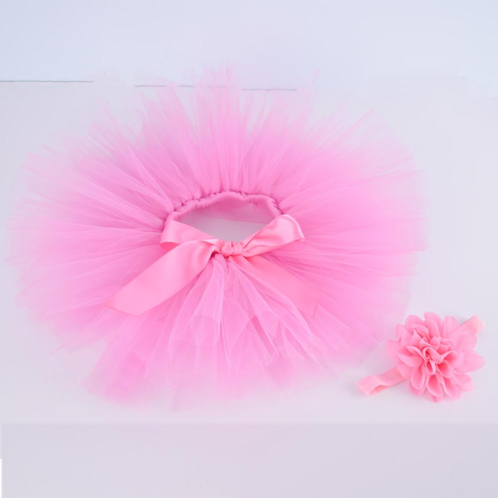 This baby girl's pink tutu skirt and headband set creates a captivating princess look.