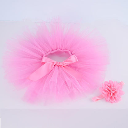 This baby girl's pink tutu skirt and headband set creates a captivating princess look.
