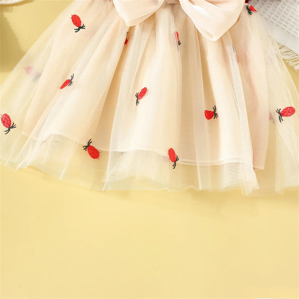 Knee-length cotton mesh dress for baby girls, featuring short sleeves and a charming bow