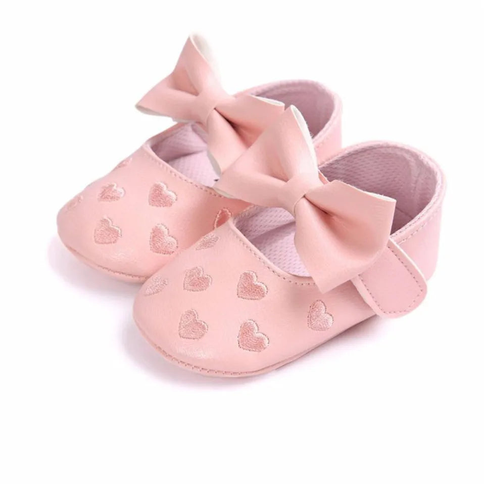 Newborn girl soft sole moccasins, pink with sweet heart print design and bow