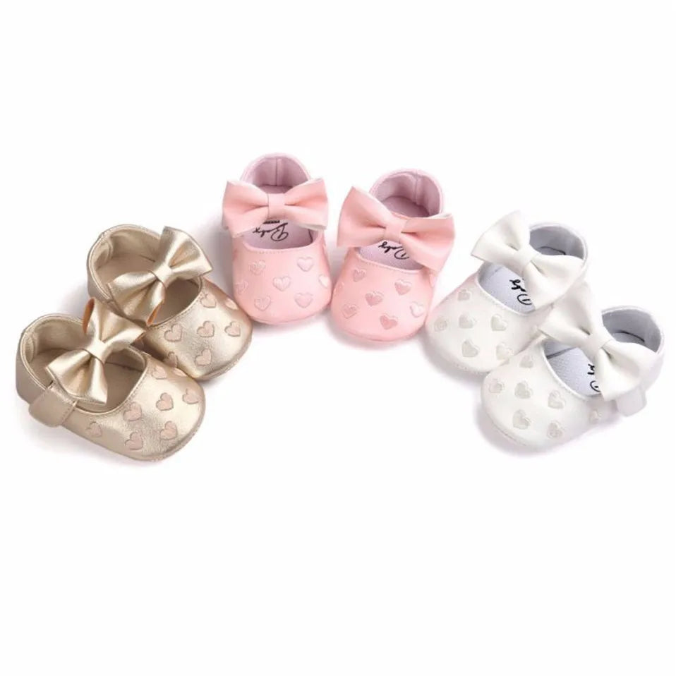 Heart pattern PU leather baby girl moccasins, comfortable and stylish crib shoes
