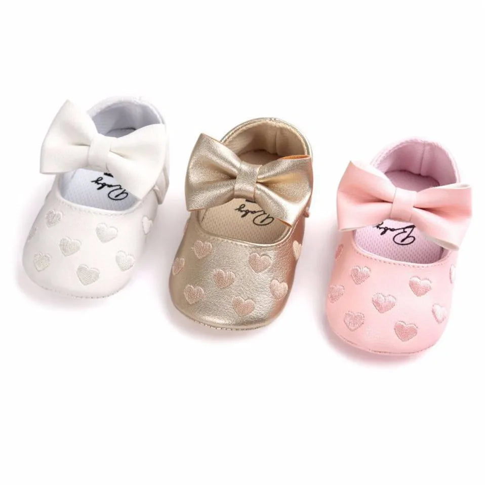 Chic baby girl moccasins with heart print, soft sole for newborns, includes a bow