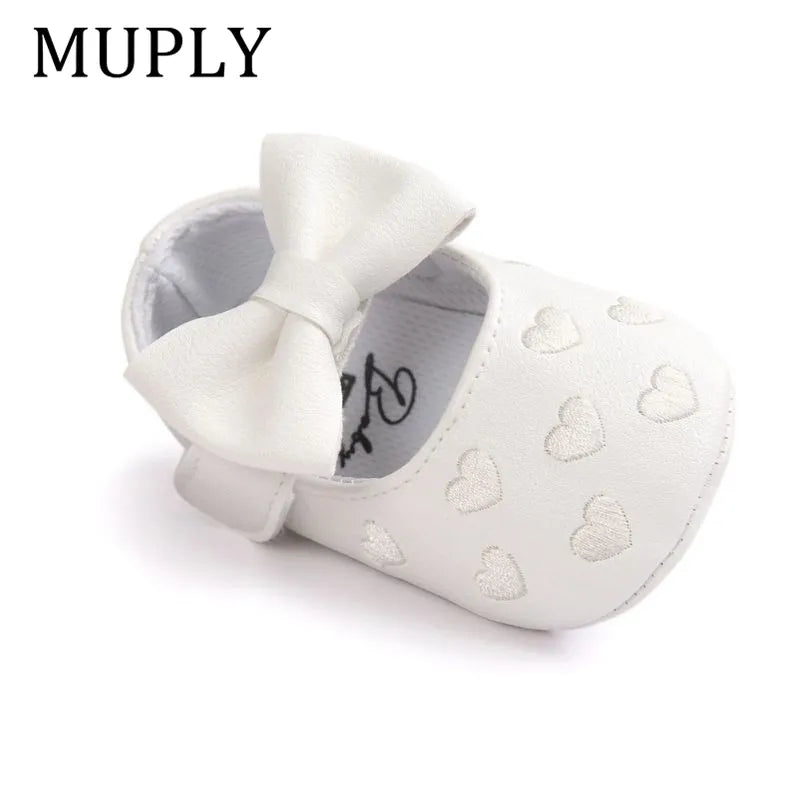 Cute infant girl heart moccasins, comfortable soft sole baby shoes with decorative bow