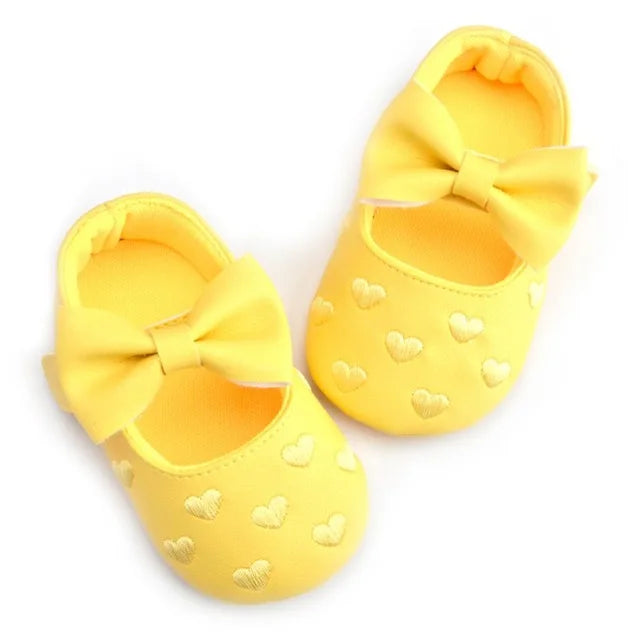 Heart patterned baby girl moccasins, soft sole prewalker slip-ons for infant comfort