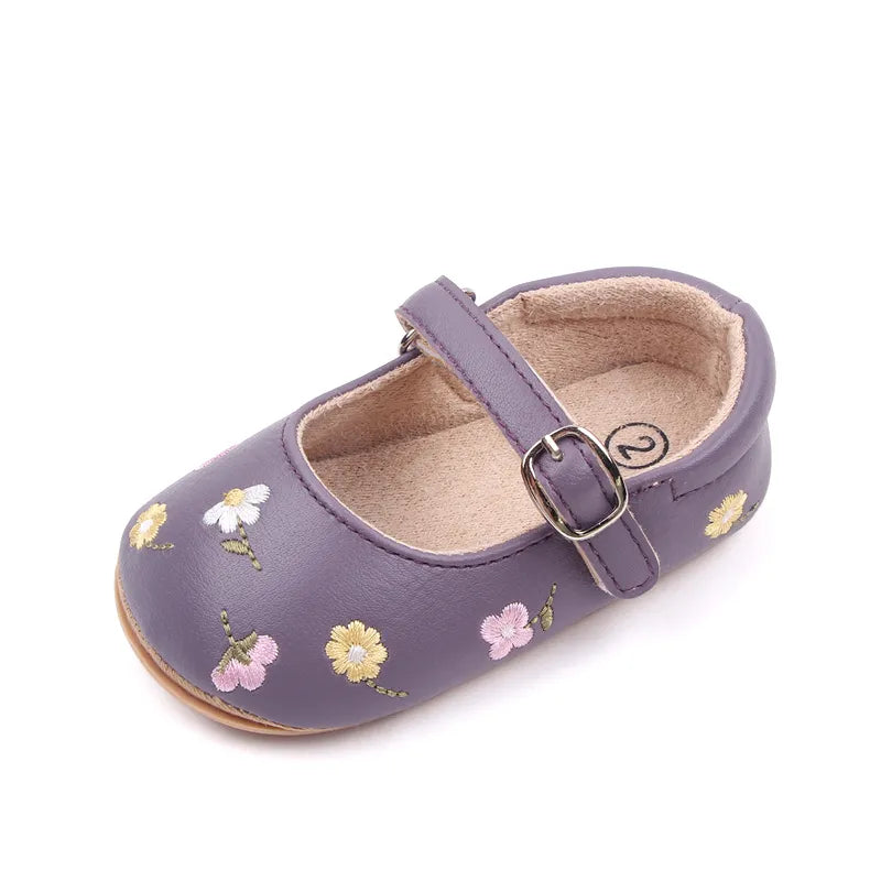 Summer baby shoes: girls sandals with cute embroidered flower accents