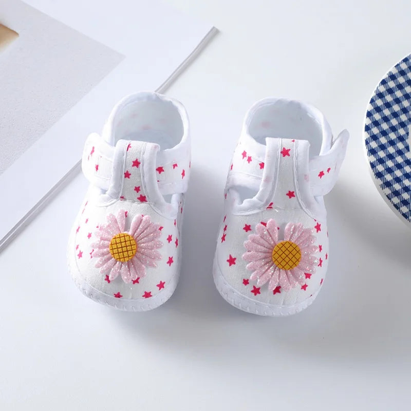 Stylish baby girl's floral bow crib shoes, soft-soled for new walkers, perfect for spring and autumn outings.