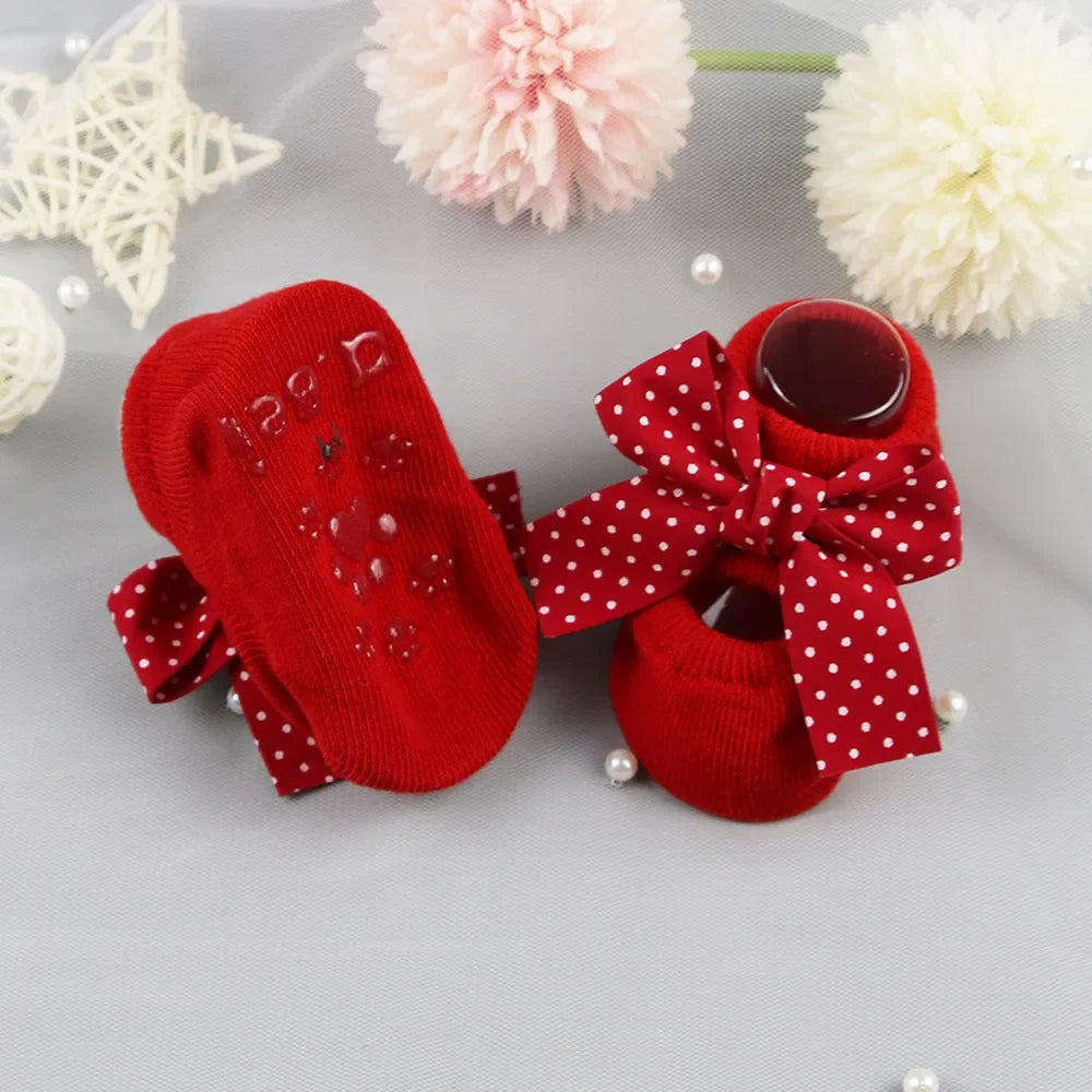 Baby girl's cotton ankle socks with anti-slip features and a charming bow