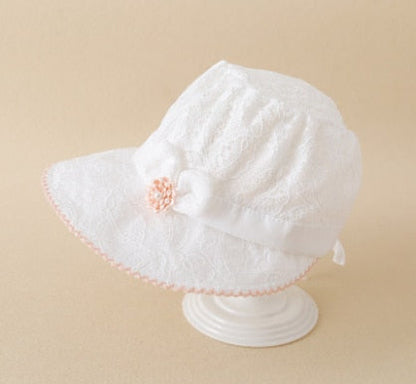 White lace baby hat, ideal for protecting little girls from the sun during summer.