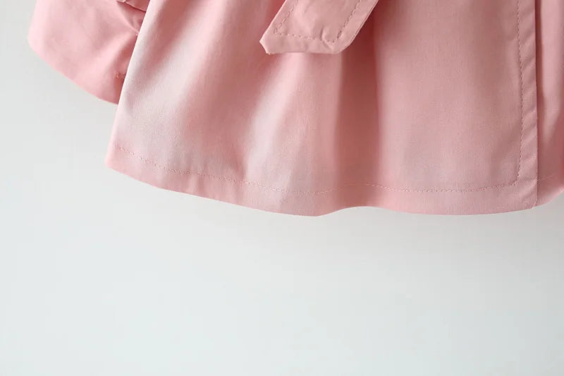 Girls' pink broadcloth trench coat, a classic and comfortable spring/autumn outerwear choice.