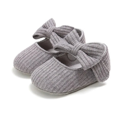 Christening shoes for baby girls: White anti-slip sneakers with a pretty bow, soft sole.