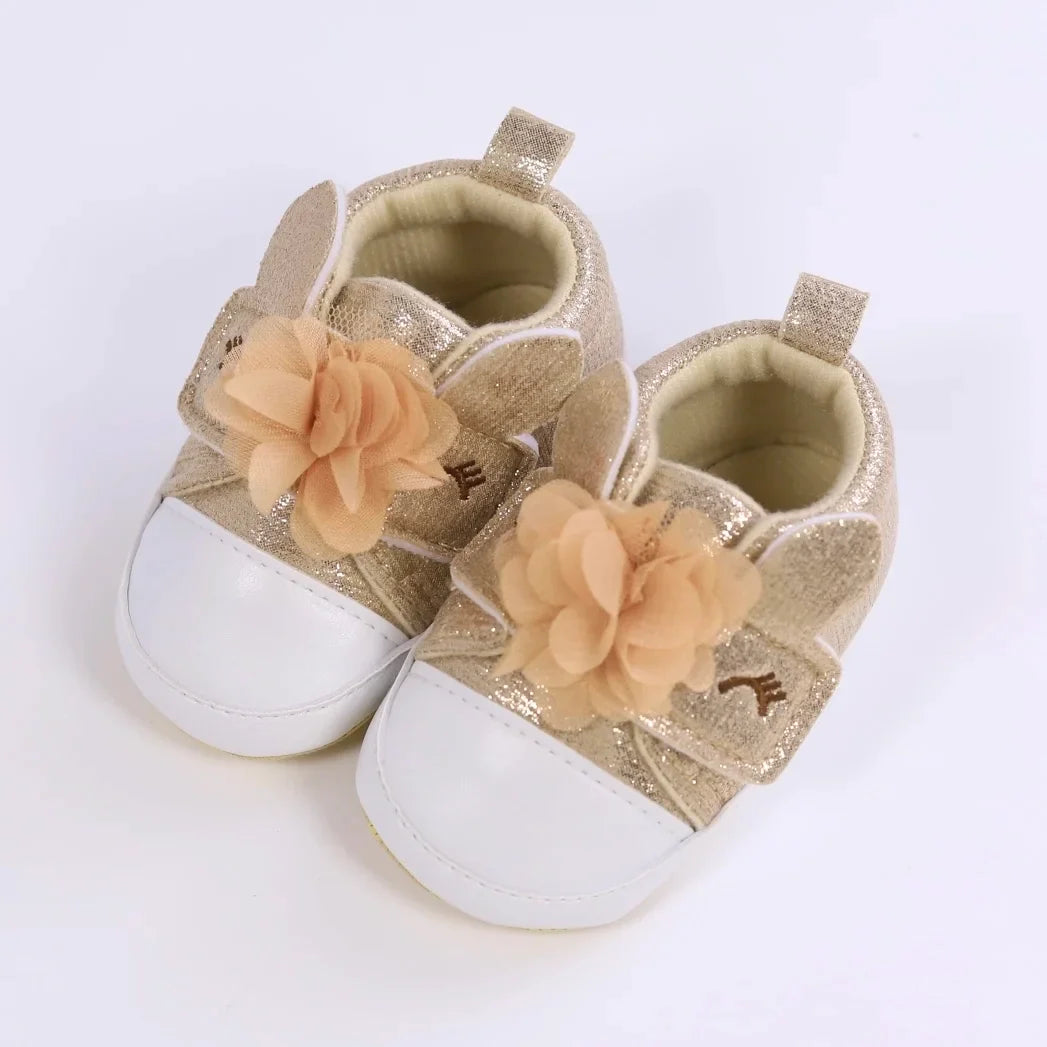 First steps: Pink unicorn baby shoes with easy hook-and-loop fastening for toddlers.