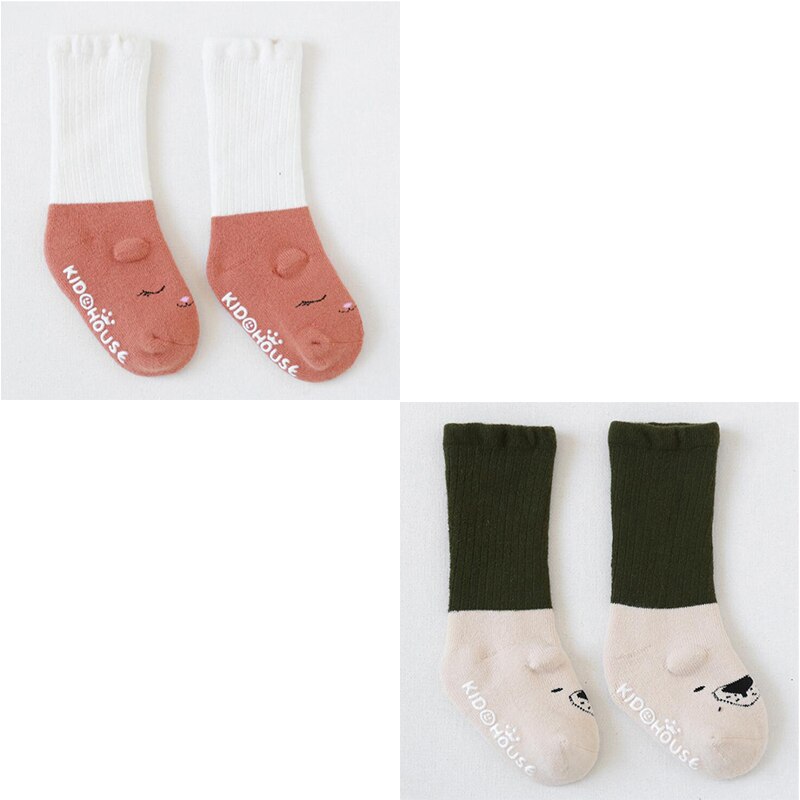 Non-slip infant socks with playful patterns, made of soft and breathable cotton