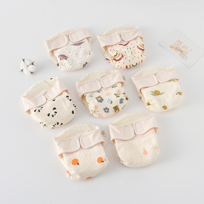Back view of waterproof reusable training pants, designed for baby's Zindelijkheidstraining