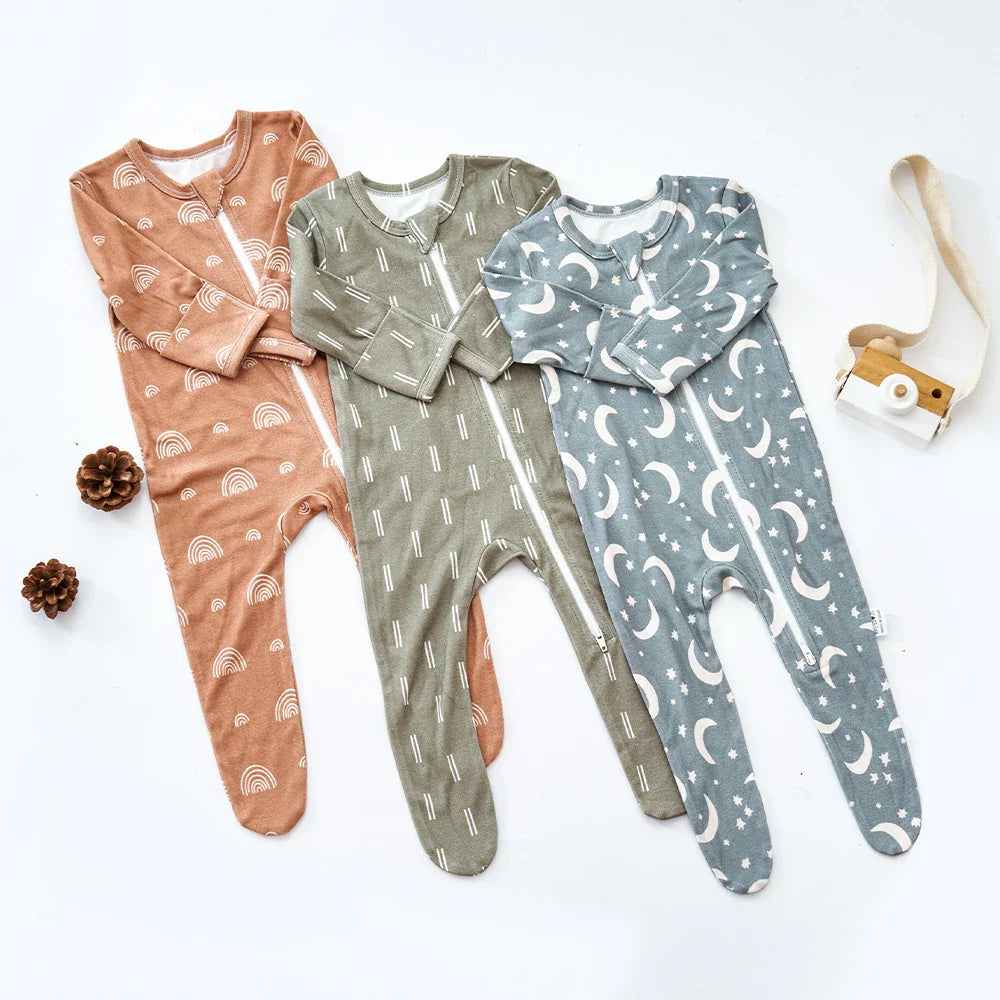 Comfortable baby romper, bamboo cotton blend, detail of ribbed cuffs and collar, unisex design