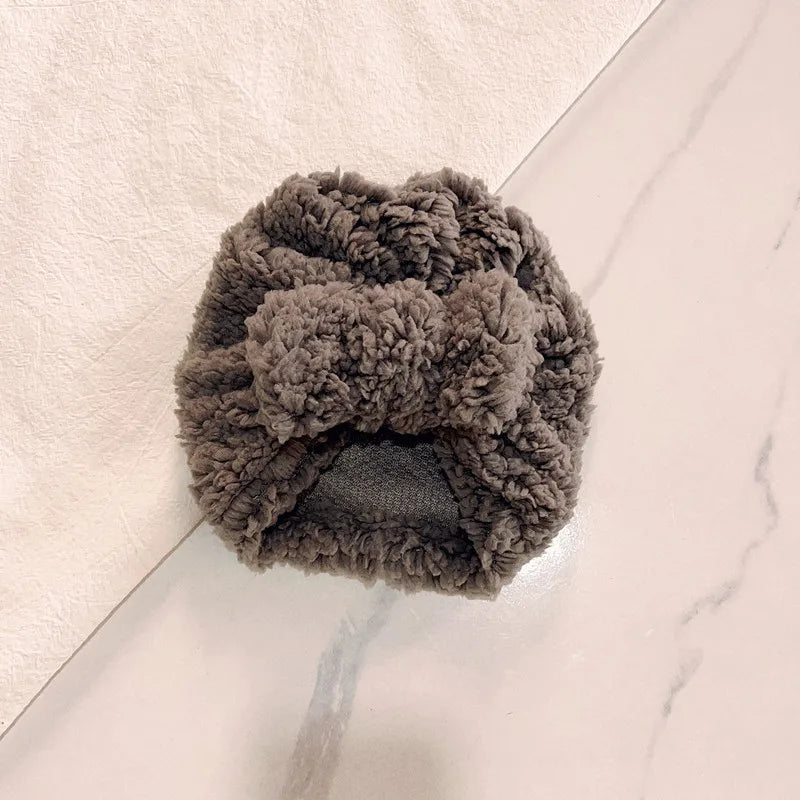 Organic cotton knitted beanie hat for baby, natural and cozy, ideal for sensitive skin.