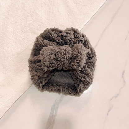 Organic cotton knitted beanie hat for baby, natural and cozy, ideal for sensitive skin.