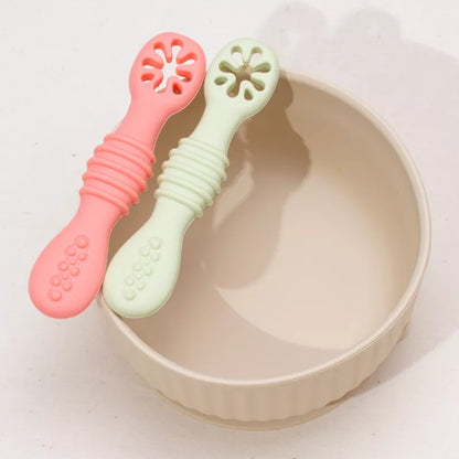 Practical and safe silicone baby spoons for introducing solids, BPA-free and durable.