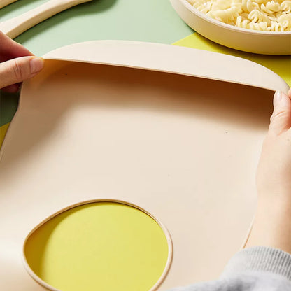 Everyday use silicone baby bib, adjustable and easy to wipe clean after meals.