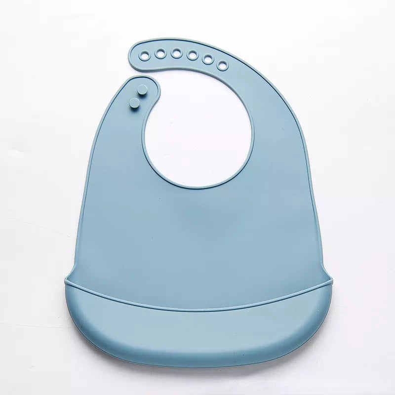 Practical silicone baby bib, adjustable neck, perfect for feeding solids.