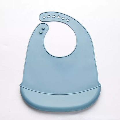 Practical silicone baby bib, adjustable neck, perfect for feeding solids.