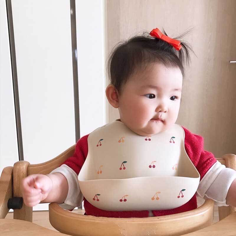 Baby silicone food catcher bib with adjustable fit, perfect for mess-free toddler feeding and weaning