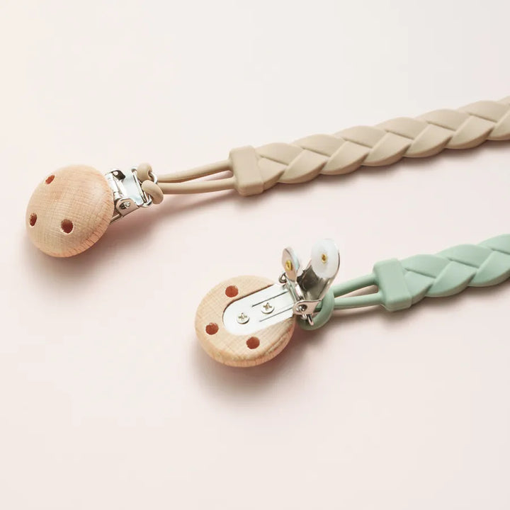 Essential silicone baby clip for pacifiers, strong grip yet gentle on clothes.