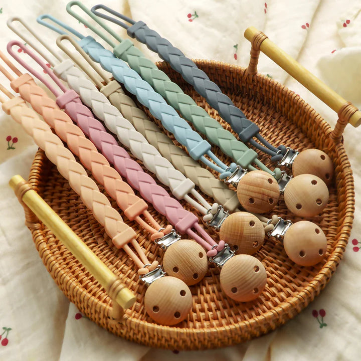 BPA-free silicone pacifier clip, durable & safe for teething infants & toddlers.