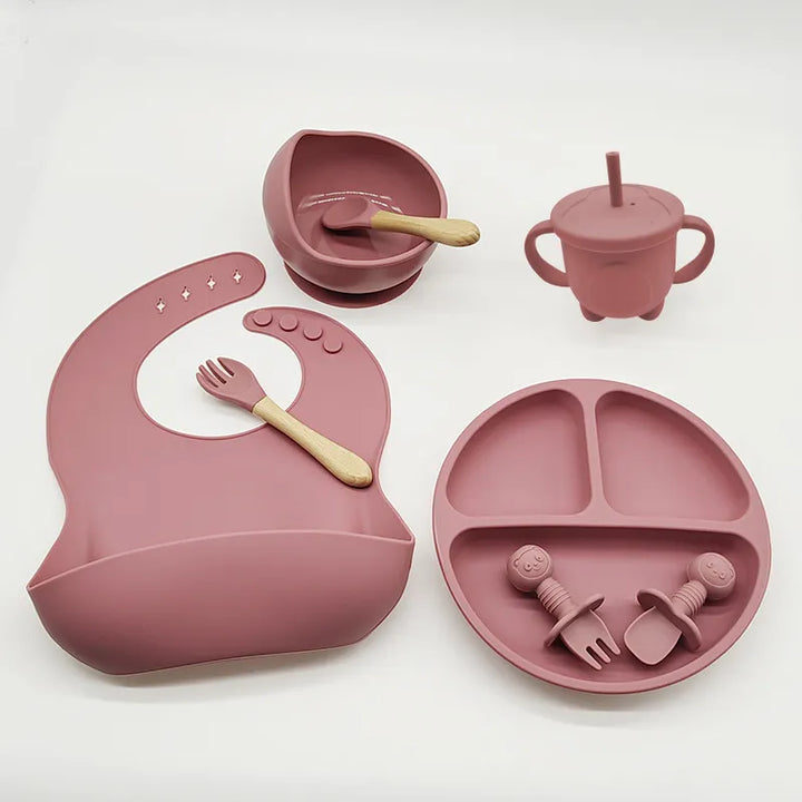 Silicone baby dinner set with strong suction plate to prevent spills. Ideal for baby-led weaning.