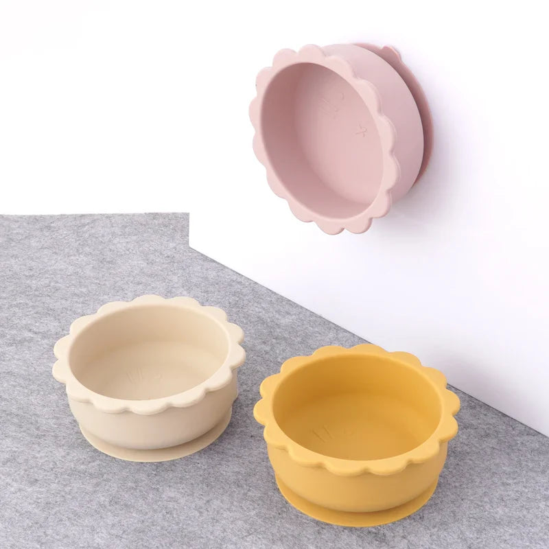 Mess-free baby feeding silicone bowl with matching lid, for self-feeding