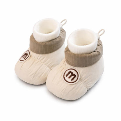 Cozy baby shoes: fleece-lined first walkers with soft non-slip sole, ideal for learning to walk.