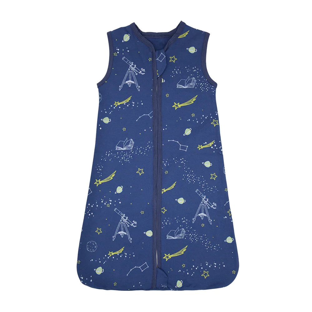 Lightweight baby sleep cover, 100% cotton, designed for summer, ensuring baby comfort and preventing kicks.