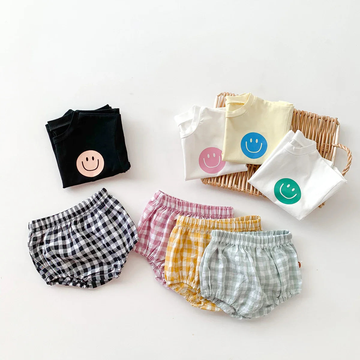Unisex baby clothes for everyday: delightful smile face top and essential plaid shorts