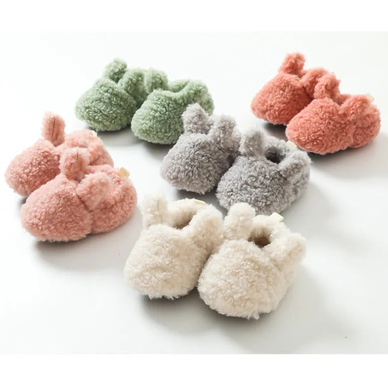 Anti-slip baby shoes, soft sole, winter protection for toddlers and first walkers.