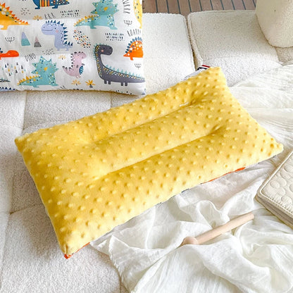 Soft baby pillow in velvet material, perfect for newborns and young children, aid for sleep.