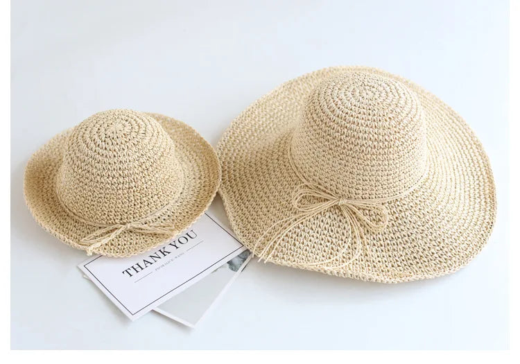 Children's foldable straw sun hat, perfect for beach trips & outdoor play.