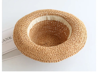 Summer fashion for kids: foldable beige straw sun hat, practical & cute.