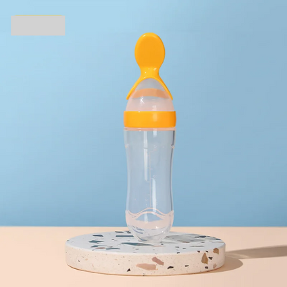 Solid food introduction kit: silicone training spoon and squeeze bottle for gentle feeding stages