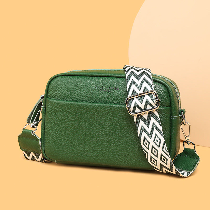 Practical and chic women's everyday bag, a fashionable crossbody handbag for daily essentials.