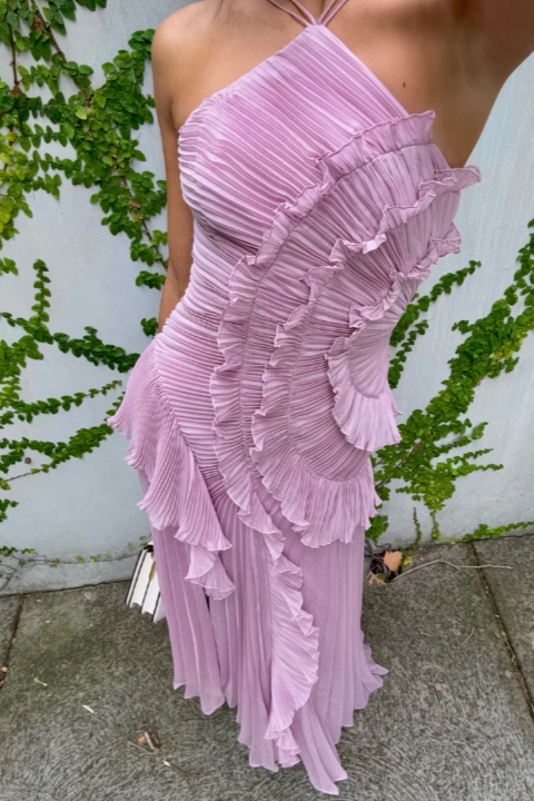 Stunning wedding guest dress: chic ruffle halter maxi in an elegant design. Ideal for formal evening events.