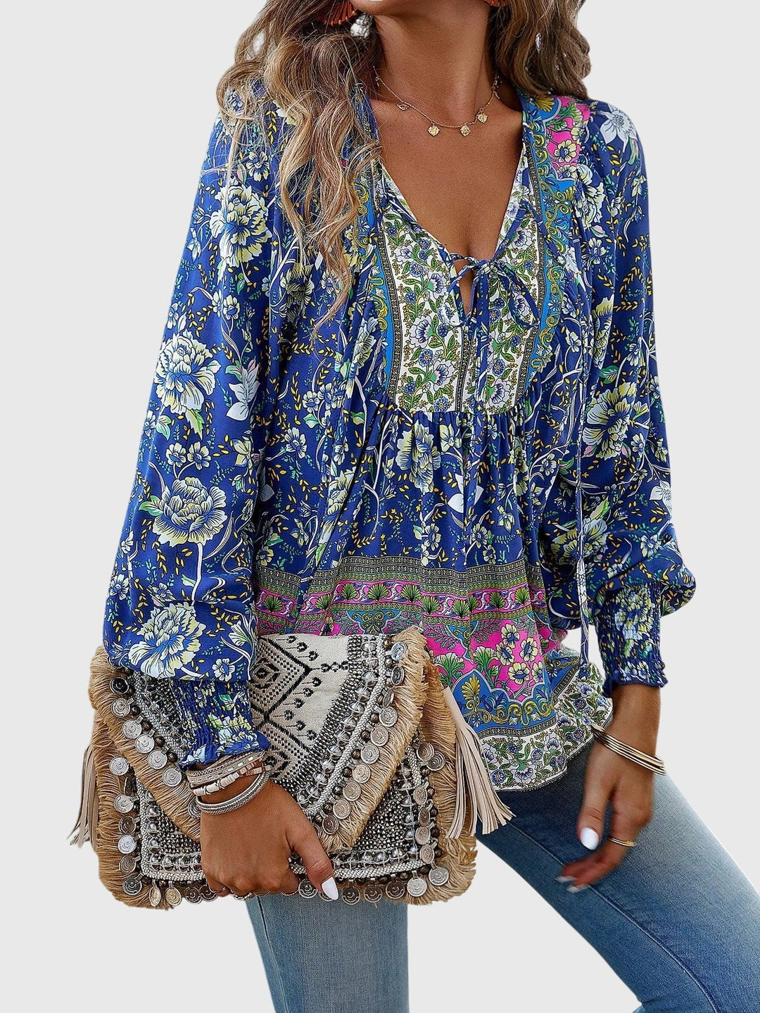 Chic women's pullover sweater, an elegant and comfortable long sleeve top essential for versatile fashion.