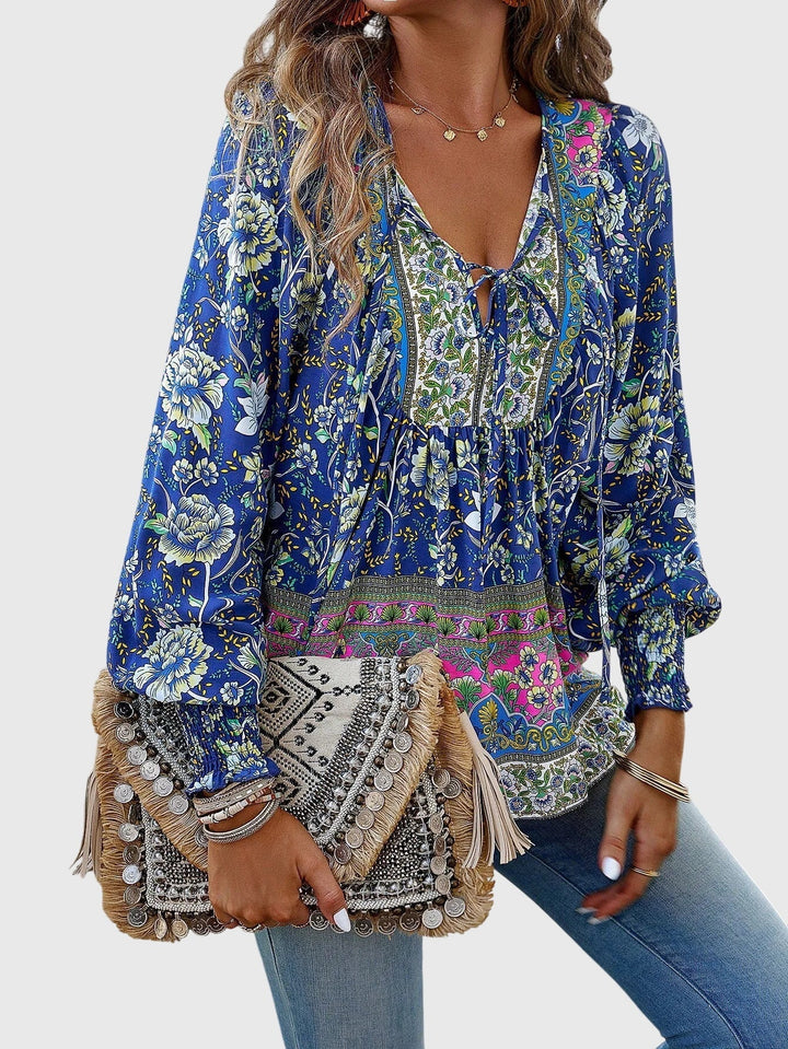 Chic women's pullover sweater, an elegant and comfortable long sleeve top essential for versatile fashion.