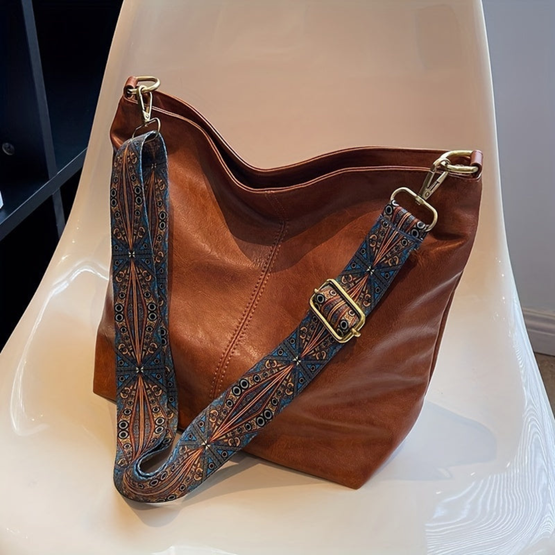 Chic women's geometric shoulder bag with retro print, perfect for everyday fashion. Spacious and versatile accessory.